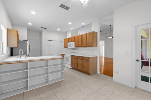 House in Leesburg, Florida 2 bedrooms, 153.57 sq.m. № 2211017 - photo 14