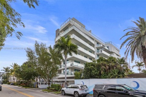 Condominio en venta en Bay Harbor Islands, Florida, 2 dormitorios, 104.79 m2 № 2046240 - foto 2