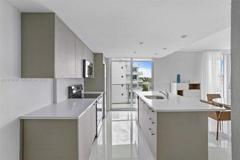 Condominio en venta en Bay Harbor Islands, Florida, 2 dormitorios, 104.79 m2 № 2046240 - foto 7
