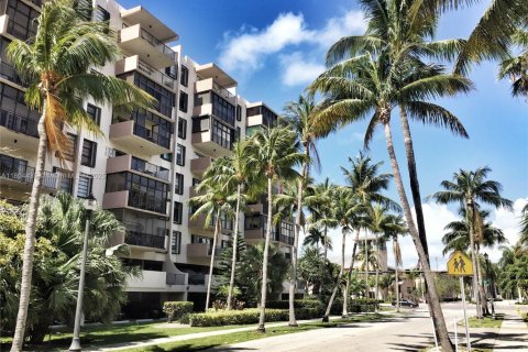 Condo in Key Biscayne, Florida, 2 bedrooms  № 1755736 - photo 1