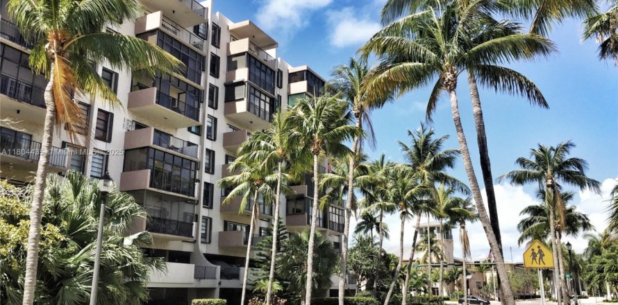 Condo in Key Biscayne, Florida, 2 bedrooms № 1755736