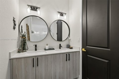 Casa en venta en Miami, Florida, 4 dormitorios, 241.82 m2 № 2002652 - foto 28