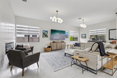 Casa en venta en Miami, Florida, 4 dormitorios, 241.82 m2 № 2002652 - foto 8