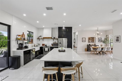 Casa en venta en Miami, Florida, 4 dormitorios, 241.82 m2 № 2002652 - foto 18