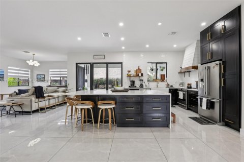 Casa en venta en Miami, Florida, 4 dormitorios, 241.82 m2 № 2002652 - foto 16