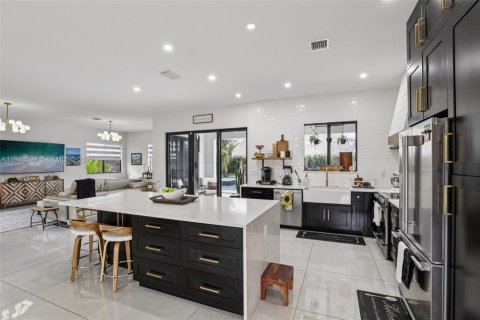 Casa en venta en Miami, Florida, 4 dormitorios, 241.82 m2 № 2002652 - foto 17