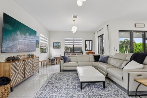 Casa en venta en Miami, Florida, 4 dormitorios, 241.82 m2 № 2002652 - foto 11