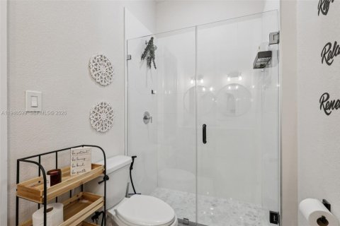 Casa en venta en Miami, Florida, 4 dormitorios, 241.82 m2 № 2002652 - foto 27