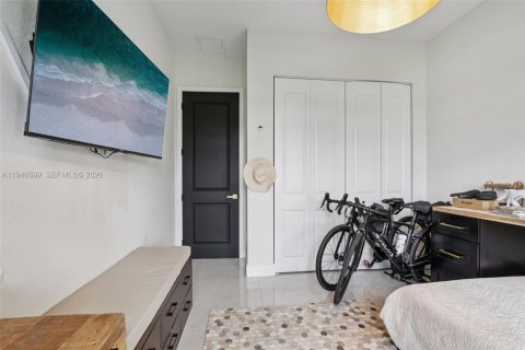 Casa en venta en Miami, Florida, 4 dormitorios, 241.82 m2 № 2002652 - foto 25