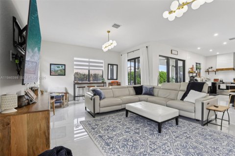 Casa en venta en Miami, Florida, 4 dormitorios, 241.82 m2 № 2002652 - foto 9