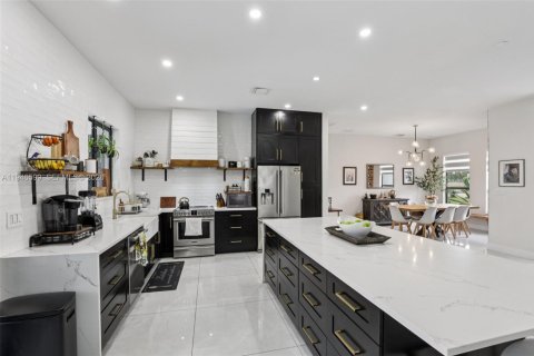 Casa en venta en Miami, Florida, 4 dormitorios, 241.82 m2 № 2002652 - foto 20