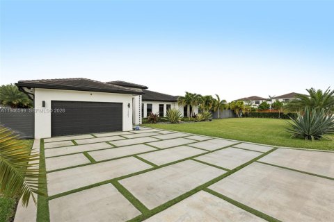 Casa en venta en Miami, Florida, 4 dormitorios, 241.82 m2 № 2002652 - foto 2