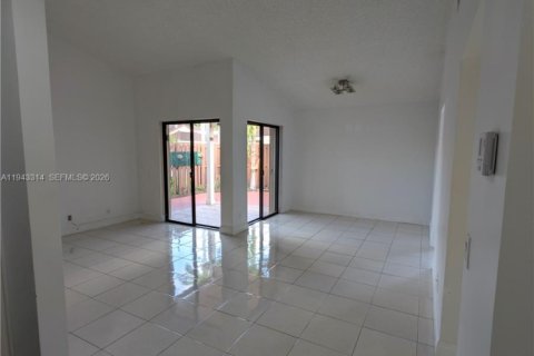 Touwnhouse à vendre à Hialeah, Floride: 2 chambres, 92.07 m2 № 1999567 - photo 9