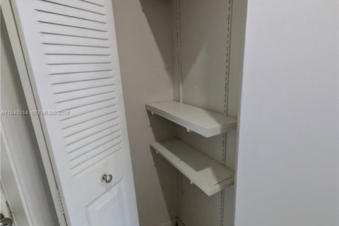 Touwnhouse à vendre à Hialeah, Floride: 2 chambres, 92.07 m2 № 1999567 - photo 11