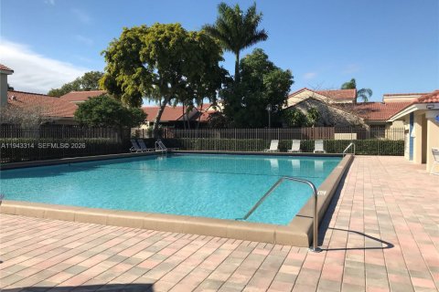 Touwnhouse à vendre à Hialeah, Floride: 2 chambres, 92.07 m2 № 1999567 - photo 4