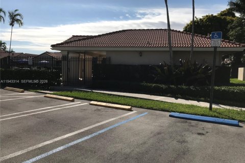 Touwnhouse à vendre à Hialeah, Floride: 2 chambres, 92.07 m2 № 1999567 - photo 2