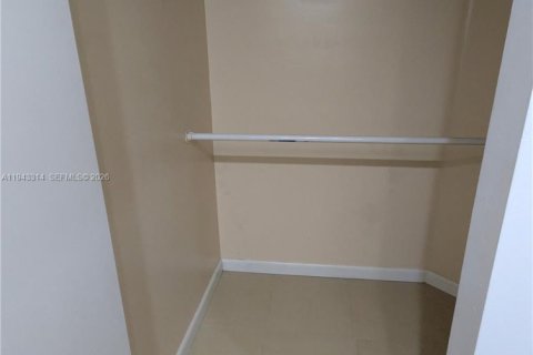 Touwnhouse à vendre à Hialeah, Floride: 2 chambres, 92.07 m2 № 1999567 - photo 23