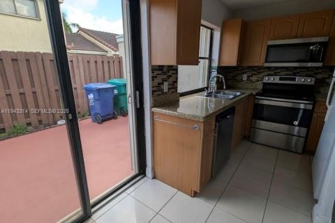 Touwnhouse à vendre à Hialeah, Floride: 2 chambres, 92.07 m2 № 1999567 - photo 7