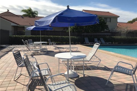 Touwnhouse à vendre à Hialeah, Floride: 2 chambres, 92.07 m2 № 1999567 - photo 5