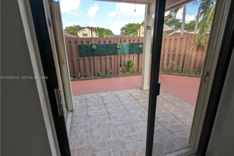 Touwnhouse à vendre à Hialeah, Floride: 2 chambres, 92.07 m2 № 1999567 - photo 13