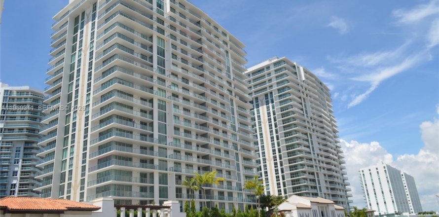 Condominio en Sunny Isles Beach, Florida, 2 dormitorios  № 2030550