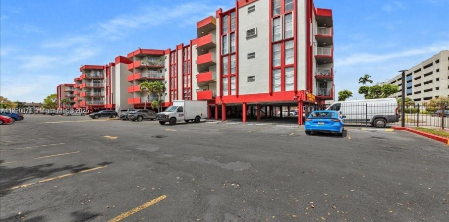 Condominio en Hialeah, Florida, 3 dormitorios № 1830512