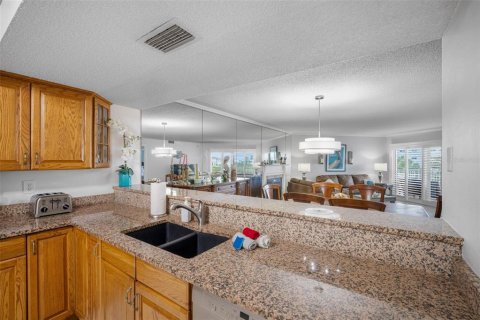 Condo in Indian Shores, Florida, 2 bedrooms № 2202498 - photo 13