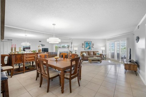 Condo in Indian Shores, Florida, 2 bedrooms № 2202498 - photo 7