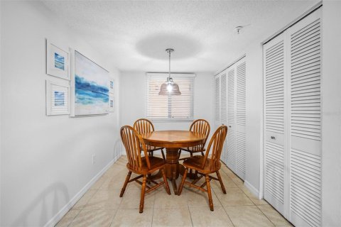 Condo in Indian Shores, Florida, 2 bedrooms № 2202498 - photo 12