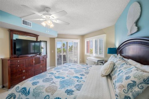 Condo in Indian Shores, Florida, 2 bedrooms № 2202498 - photo 16