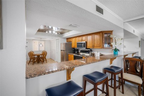 Condo in Indian Shores, Florida, 2 bedrooms № 2202498 - photo 8