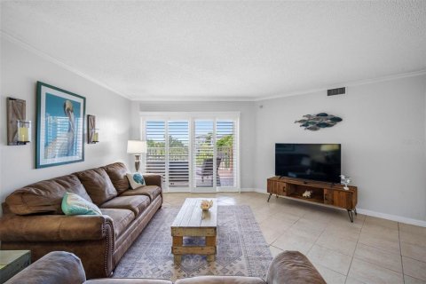 Condo in Indian Shores, Florida, 2 bedrooms № 2202498 - photo 3
