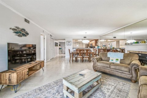 Condo in Indian Shores, Florida, 2 bedrooms № 2202498 - photo 5
