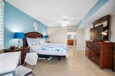 Condo in Indian Shores, Florida, 2 bedrooms № 2202498 - photo 15