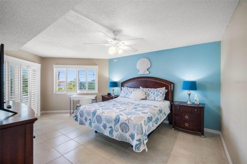 Condo in Indian Shores, Florida, 2 bedrooms № 2202498 - photo 14