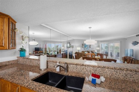 Condo in Indian Shores, Florida, 2 bedrooms № 2202498 - photo 10