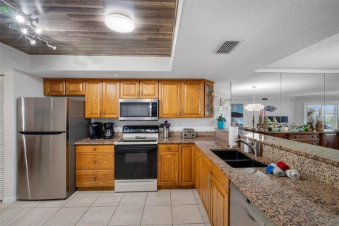 Condo in Indian Shores, Florida, 2 bedrooms № 2202498 - photo 11