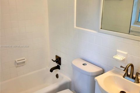 Снять в аренду квартиру в Уилтон-Мэнорс, Флорида 1 спальня, 396.23м2, № 2057834 - фото 11