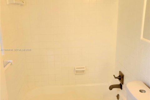 Снять в аренду квартиру в Уилтон-Мэнорс, Флорида 1 спальня, 396.23м2, № 2057834 - фото 12