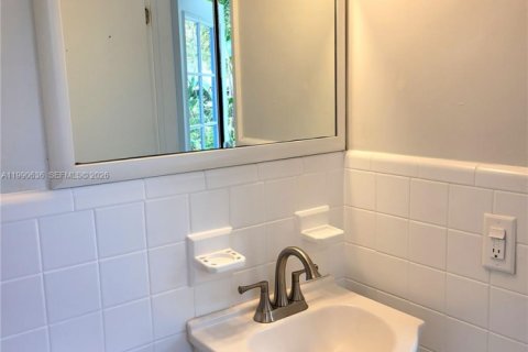 Снять в аренду квартиру в Уилтон-Мэнорс, Флорида 1 спальня, 396.23м2, № 2057834 - фото 14