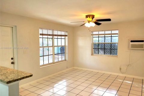 Снять в аренду квартиру в Уилтон-Мэнорс, Флорида 1 спальня, 396.23м2, № 2057834 - фото 7