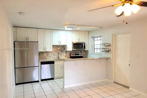 Снять в аренду квартиру в Уилтон-Мэнорс, Флорида 1 спальня, 396.23м2, № 2057834 - фото 3