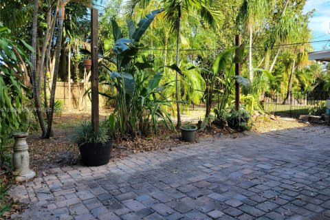 Снять в аренду квартиру в Уилтон-Мэнорс, Флорида 1 спальня, 396.23м2, № 2057834 - фото 15