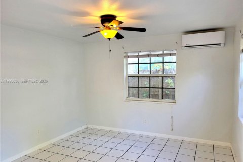 Снять в аренду квартиру в Уилтон-Мэнорс, Флорида 1 спальня, 396.23м2, № 2057834 - фото 10