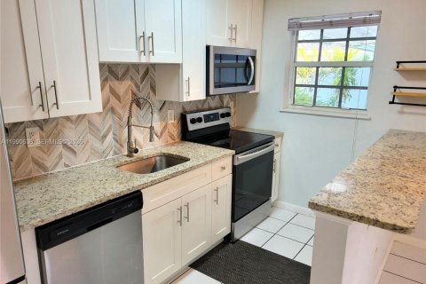 Снять в аренду квартиру в Уилтон-Мэнорс, Флорида 1 спальня, 396.23м2, № 2057834 - фото 4