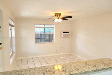 Снять в аренду квартиру в Уилтон-Мэнорс, Флорида 1 спальня, 396.23м2, № 2057834 - фото 6