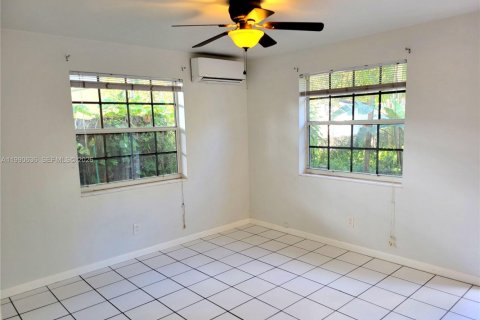 Снять в аренду квартиру в Уилтон-Мэнорс, Флорида 1 спальня, 396.23м2, № 2057834 - фото 9