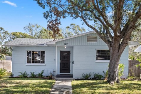 House in Saint Petersburg, Florida 2 bedrooms, 97.55 sq.m. № 1446494 - photo 1