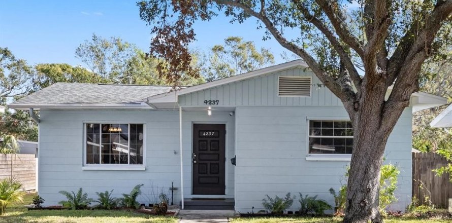 House in Saint Petersburg, Florida 2 bedrooms, 97.55 sq.m. № 1446494