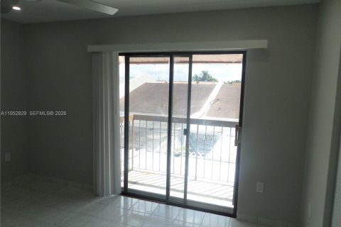 Condo in Hialeah, Florida, 1 bedroom  № 2010500 - photo 11